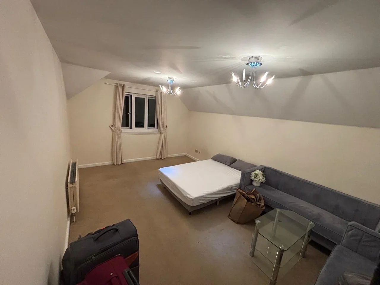 Room Garfield Road in Surrey Heath