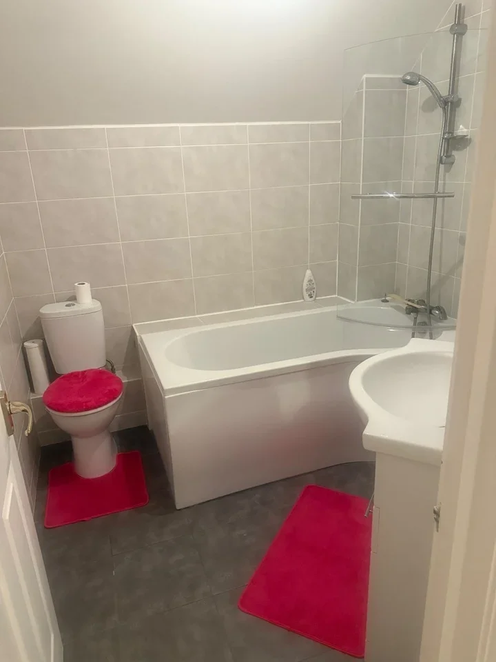 Room Garfield Road in Surrey Heath