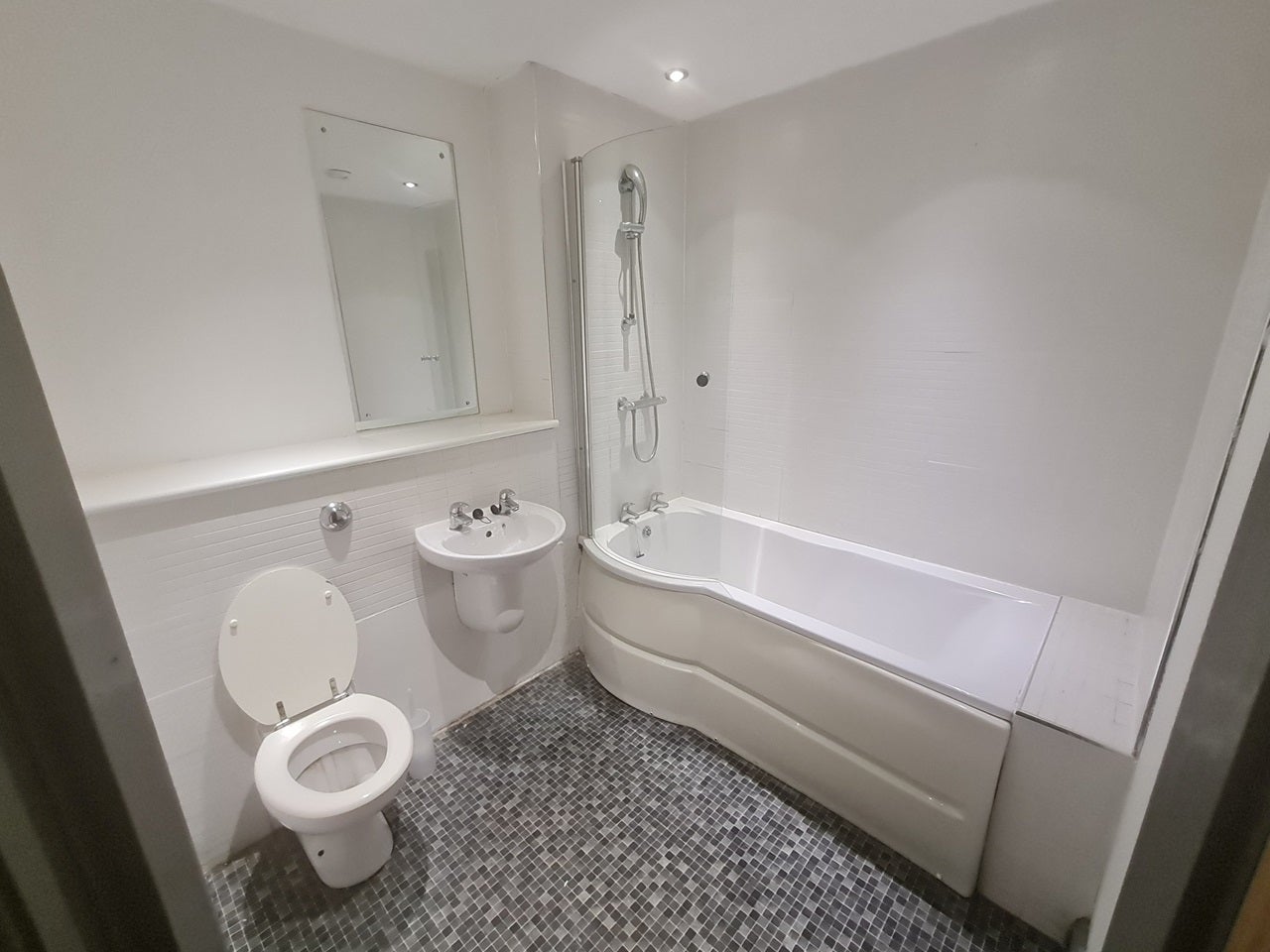 Flat Quinney Crescent in Manchester