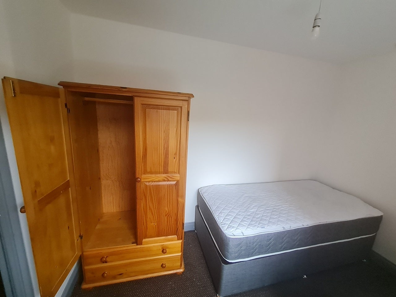 Flat Quinney Crescent in Manchester