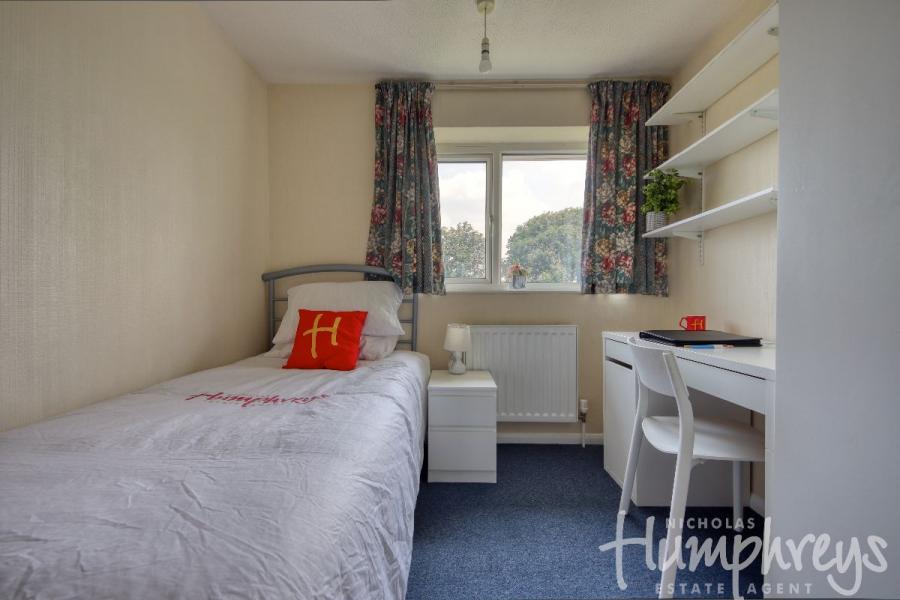Room Mead Way in Canterbury