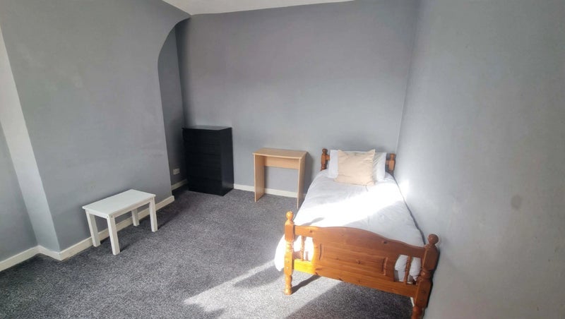 Room Bedford Road in Bootle