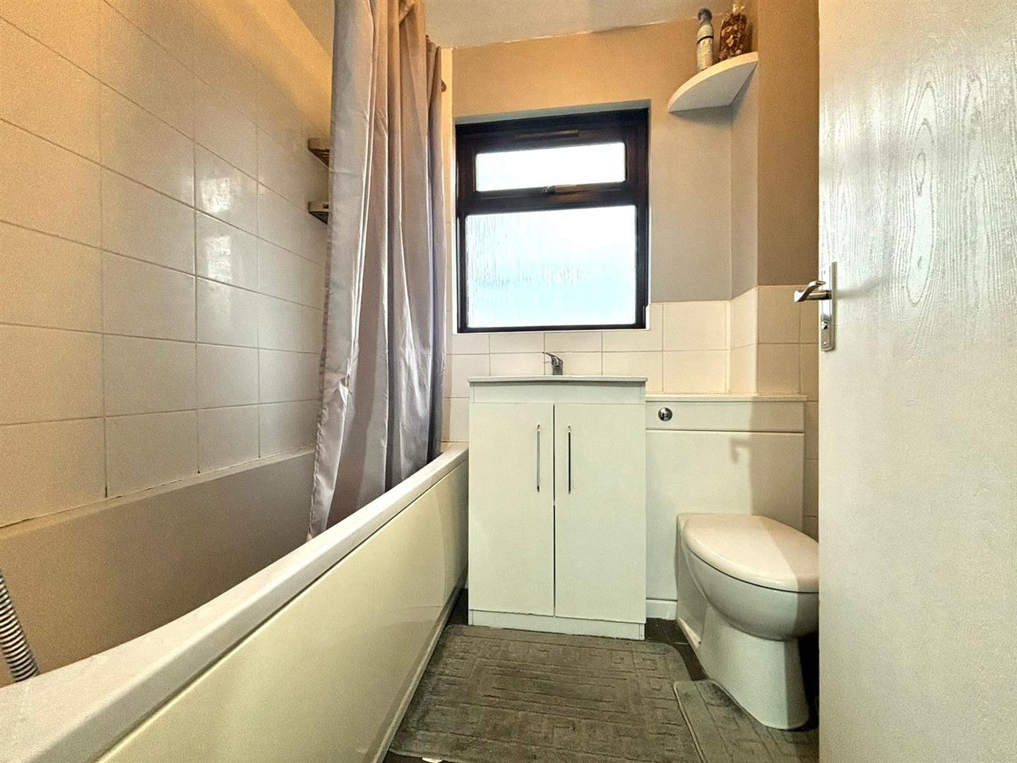 Flat Kingston Lane in Greater London