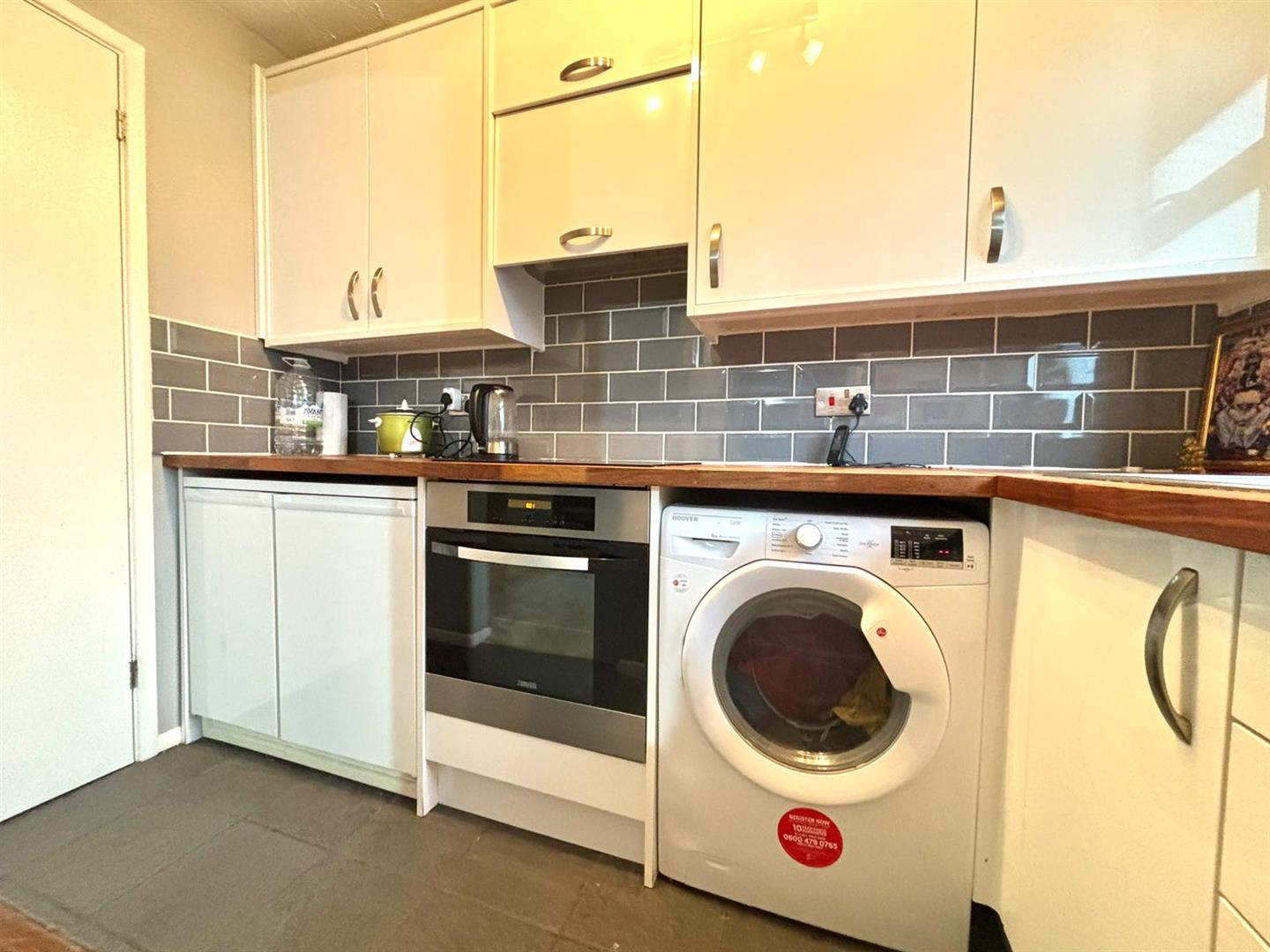 Flat Kingston Lane in Greater London