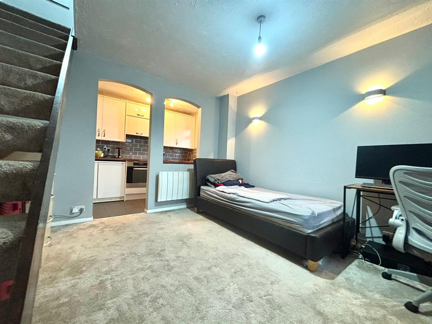 Flat Kingston Lane in Greater London