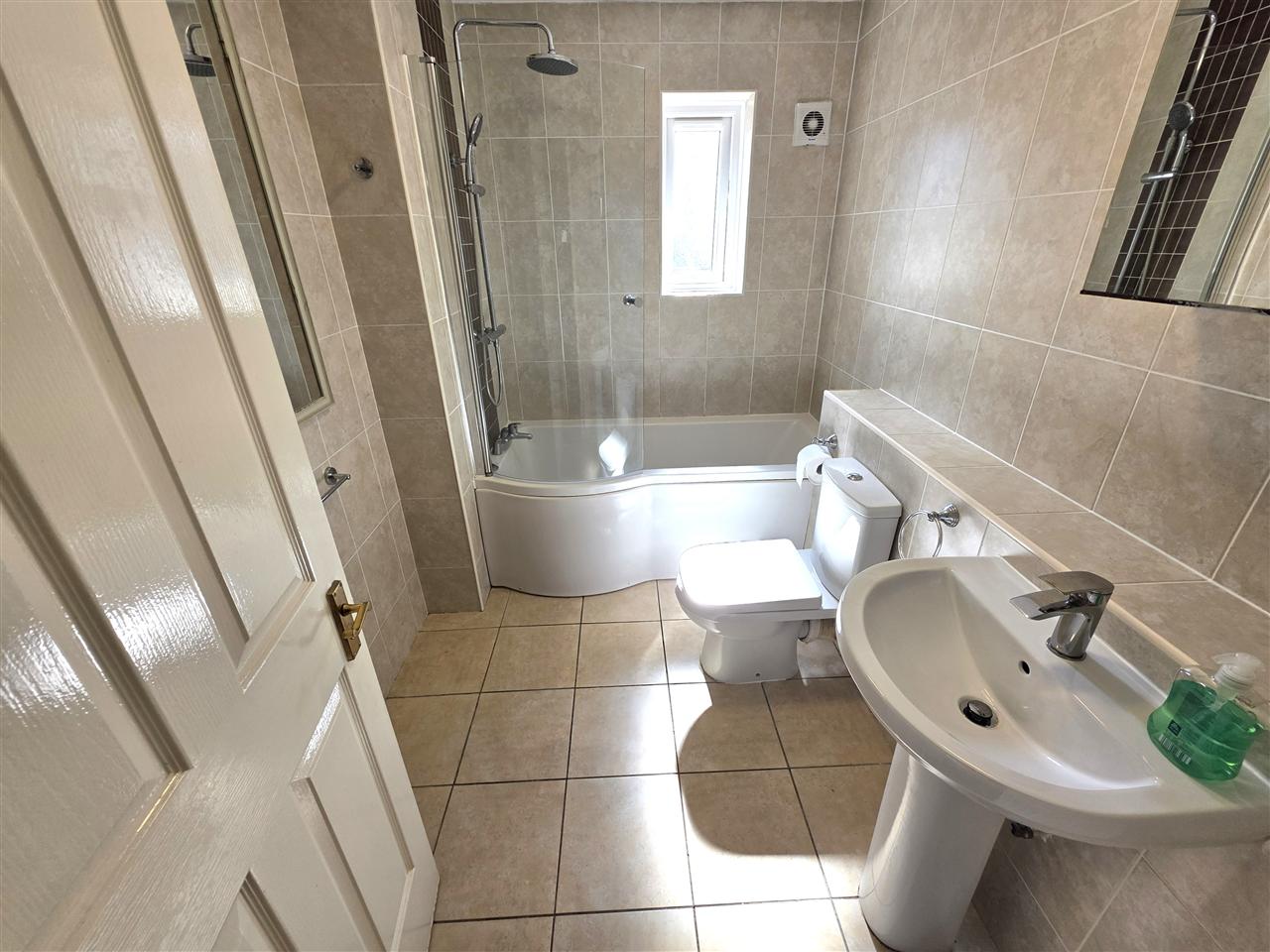 Flat Kirkhill Road in Newton Mearns