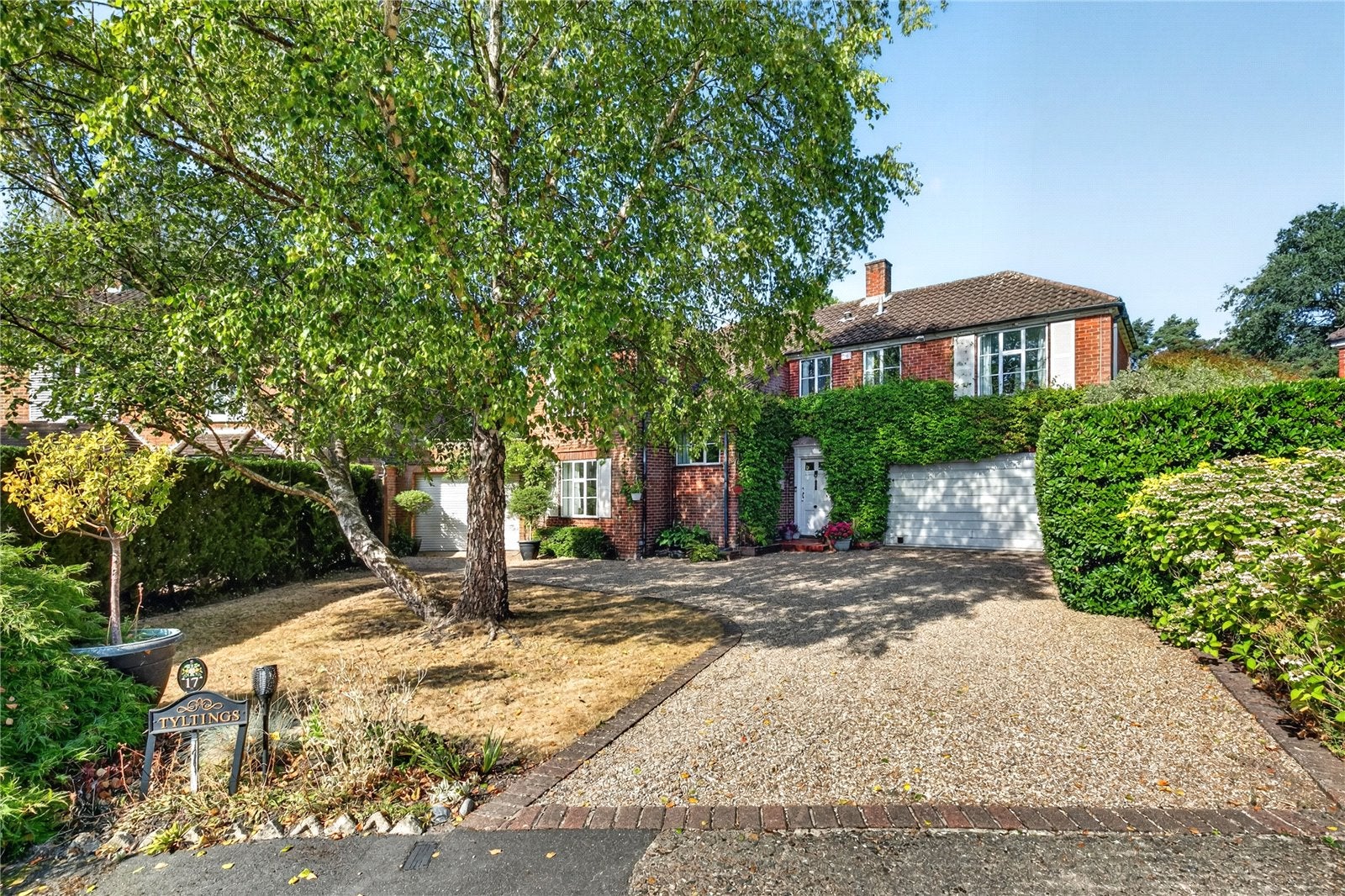 House Woodlands Close in Ascot