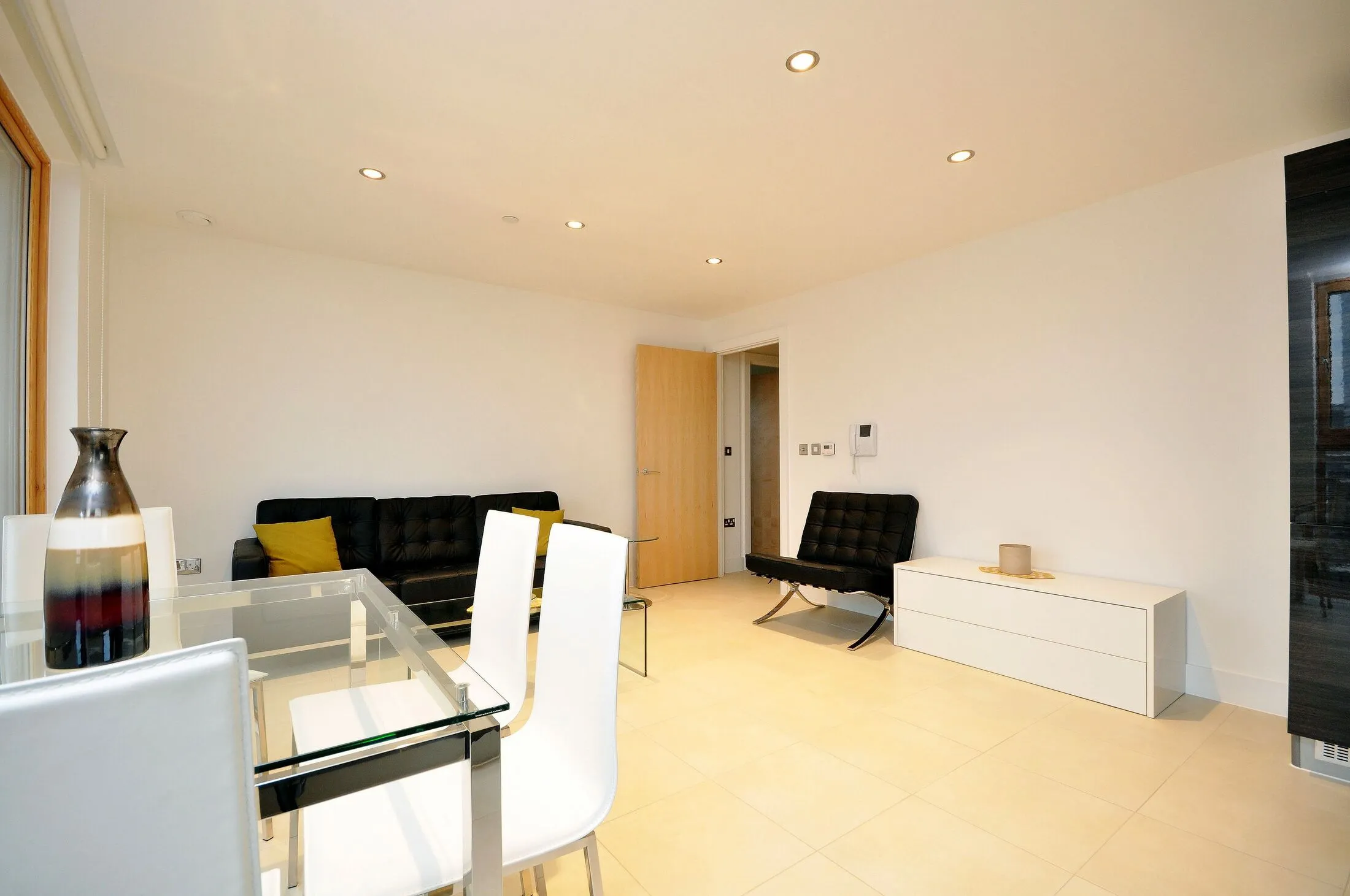 Flat Baffin Way in Greater London