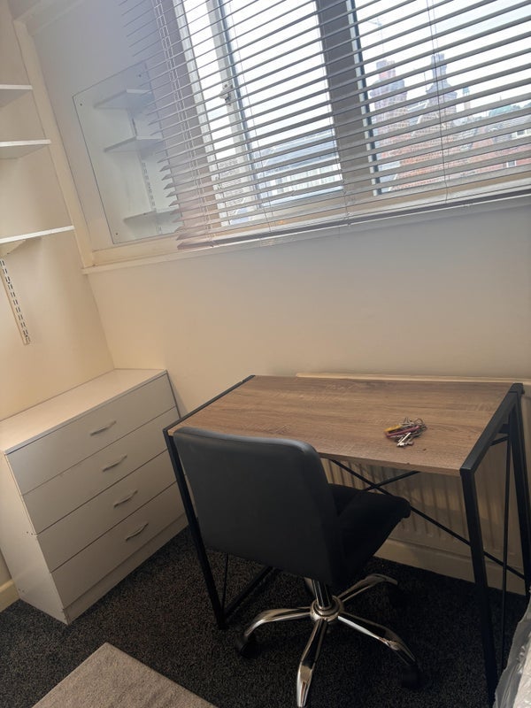 Room Harold Grove in Leeds