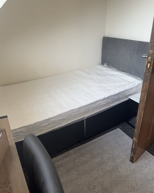 Room Harold Grove in Leeds