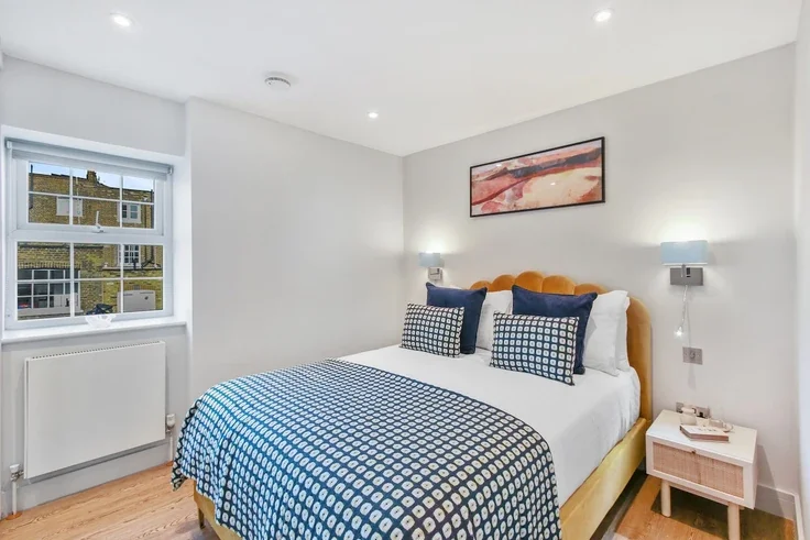 Flat Cleveland Street in Greater London