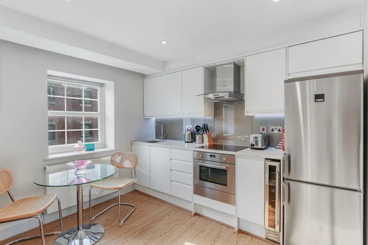 Flat Cleveland Street in Greater London
