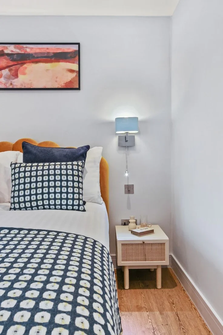 Flat Cleveland Street in Greater London