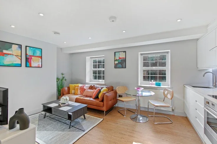 Flat Cleveland Street in Greater London
