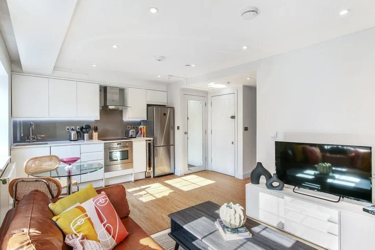 Flat Cleveland Street in Greater London
