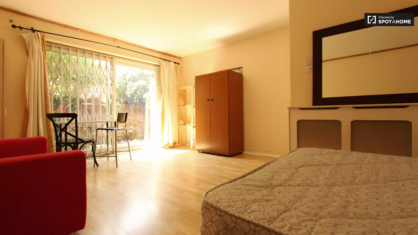 Room Bartle Road in Greater London