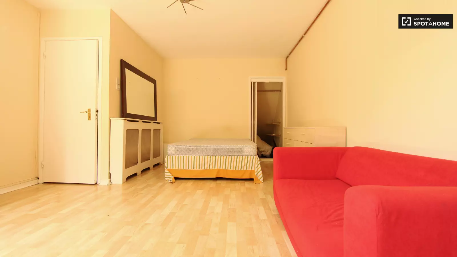 Room Bartle Road in Greater London