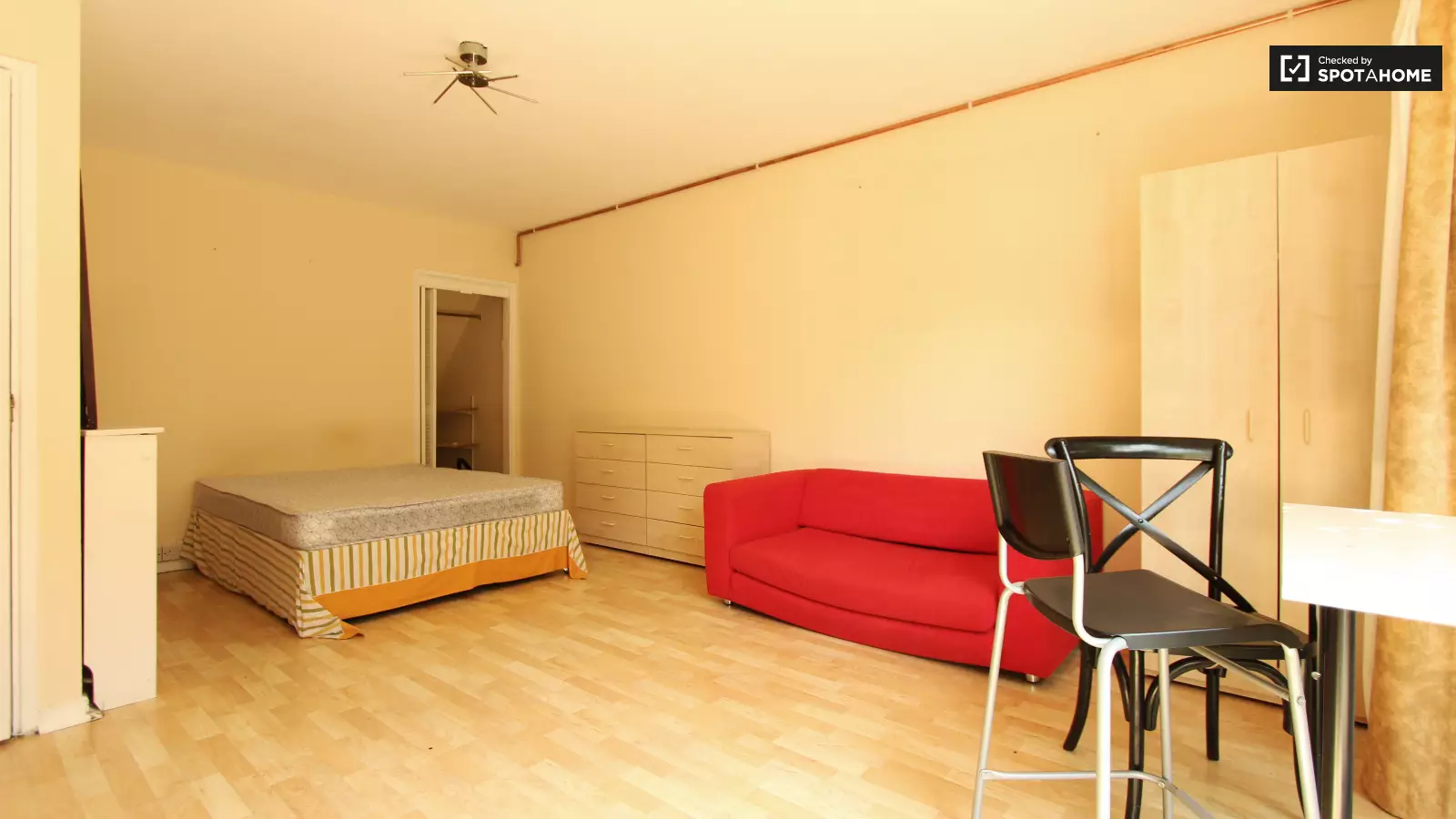 Room Bartle Road in Greater London
