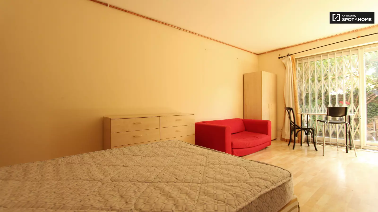 Room Bartle Road in Greater London