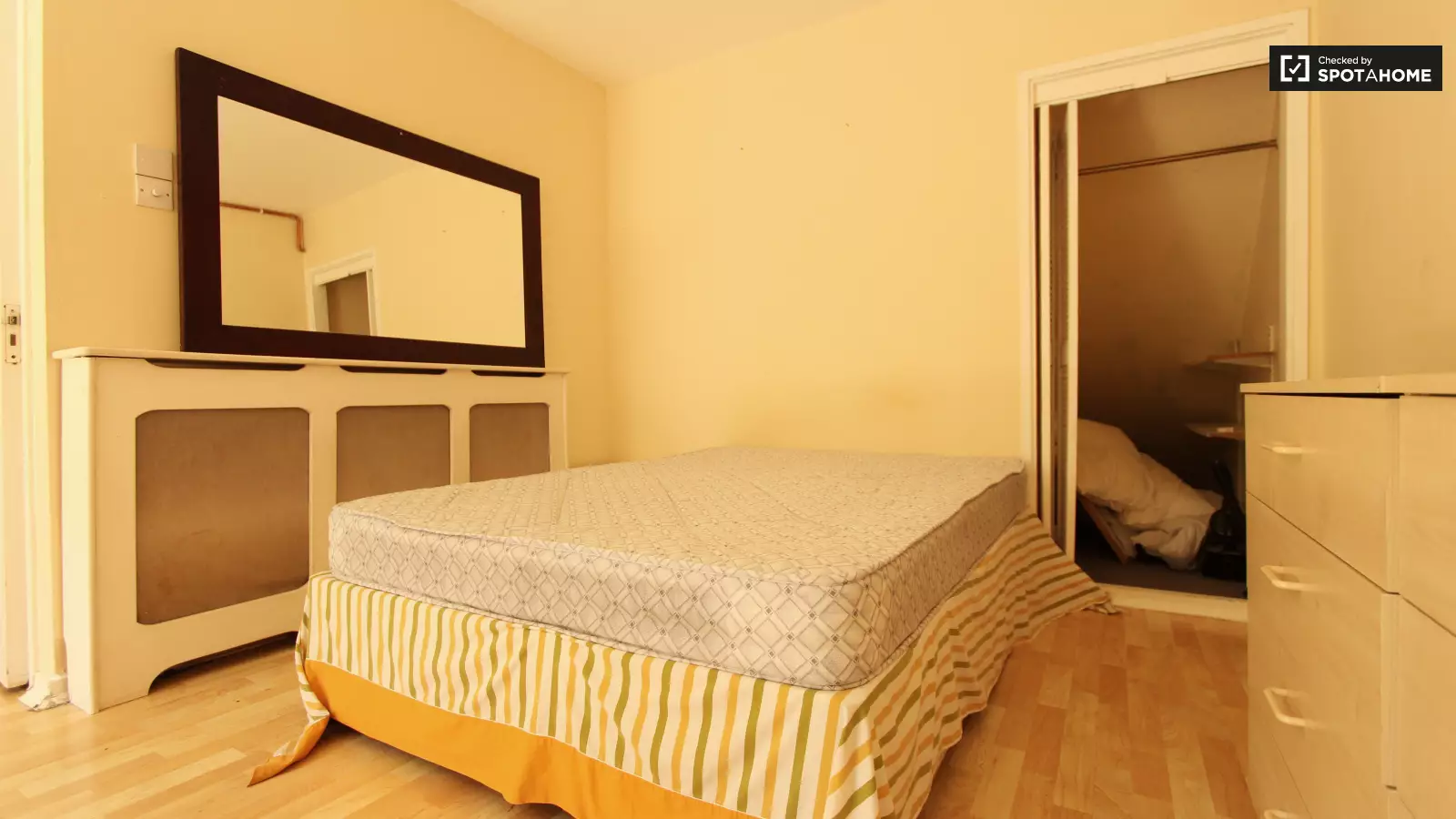 Room Bartle Road in Greater London