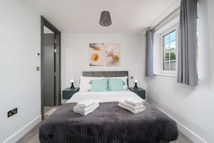 Flat Hendon Way in Greater London