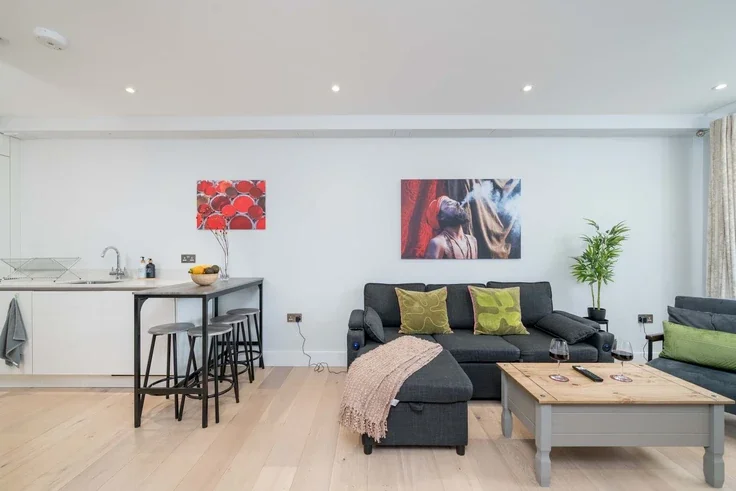 Flat Hendon Way in Greater London