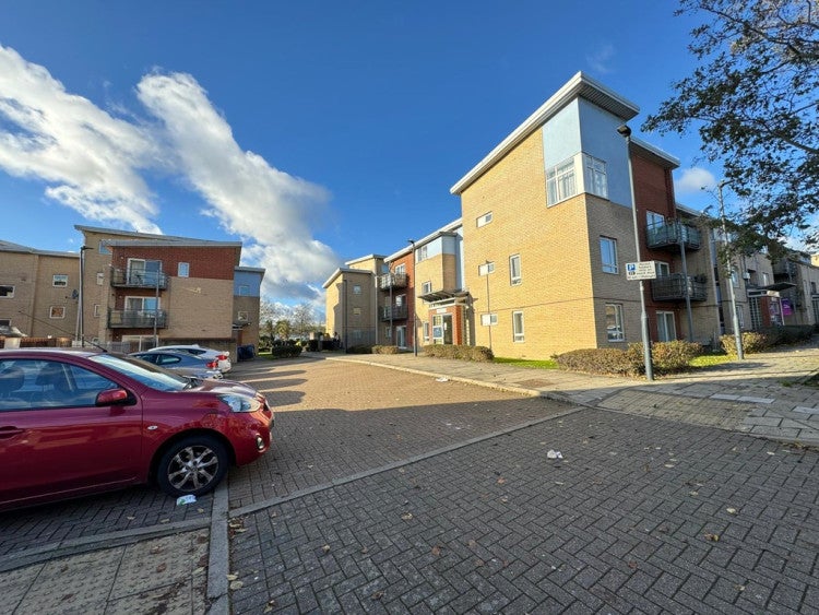 Flat Chalkhill Road in Greater London