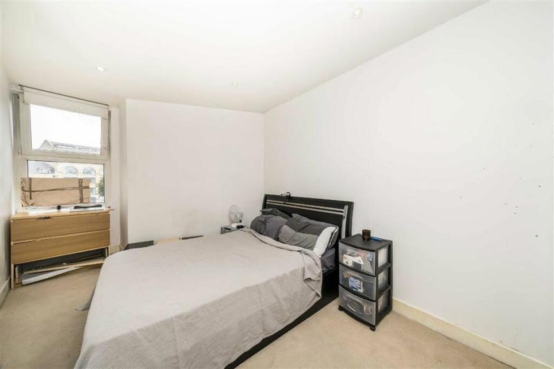 Room Decima Street in Greater London