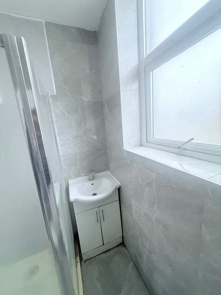 Flat Eastwood Road in Greater London