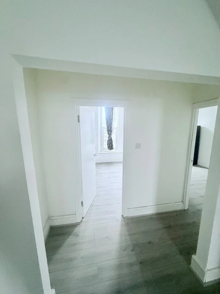 Flat Eastwood Road in Greater London
