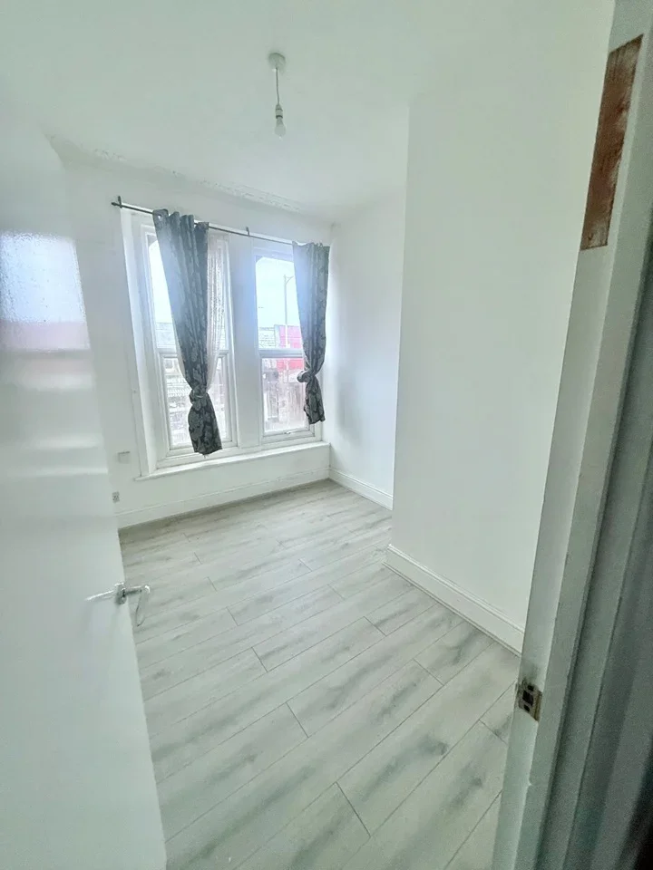 Flat Eastwood Road in Greater London