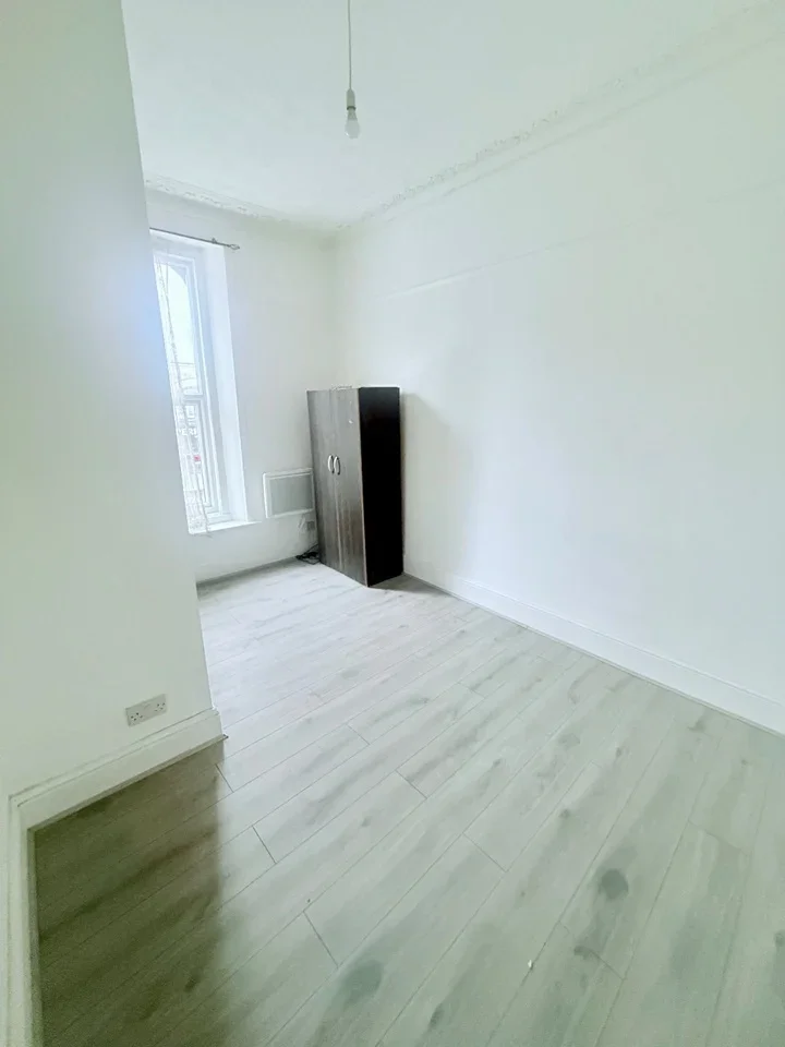 Flat Eastwood Road in Greater London