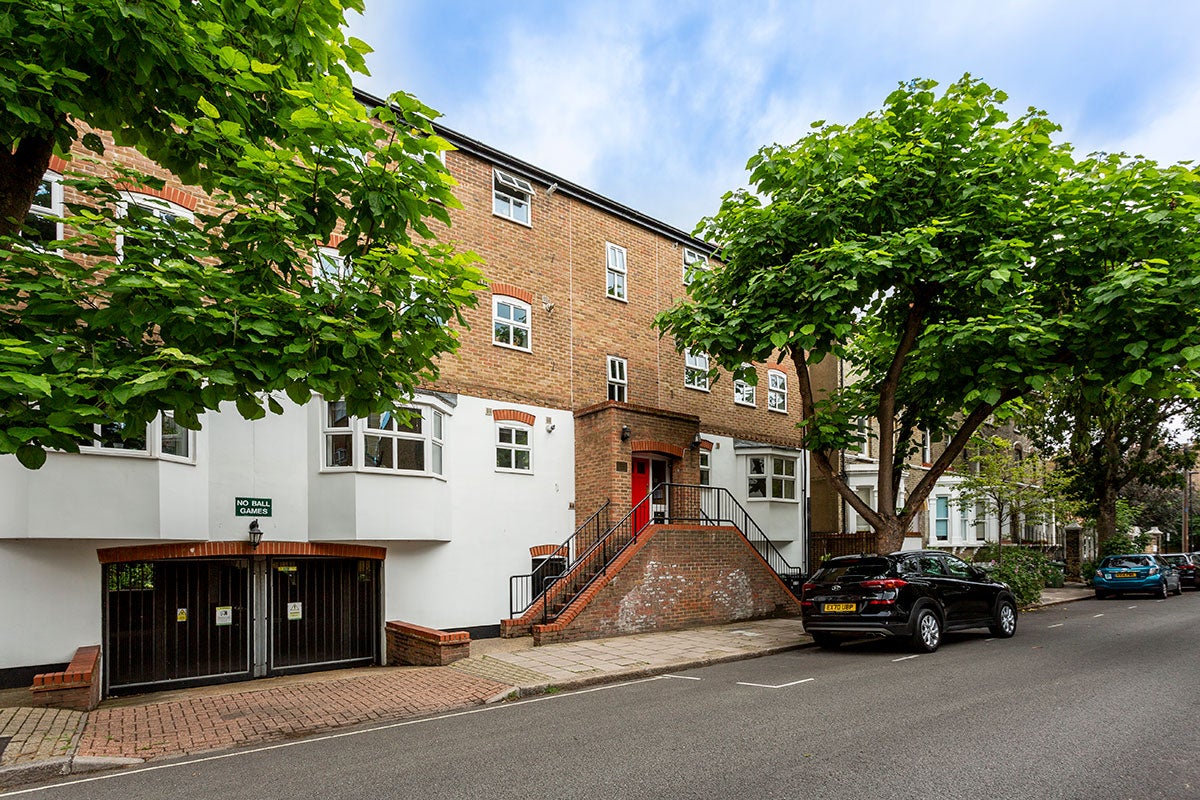 Flat Vauxhall Grove in Greater London