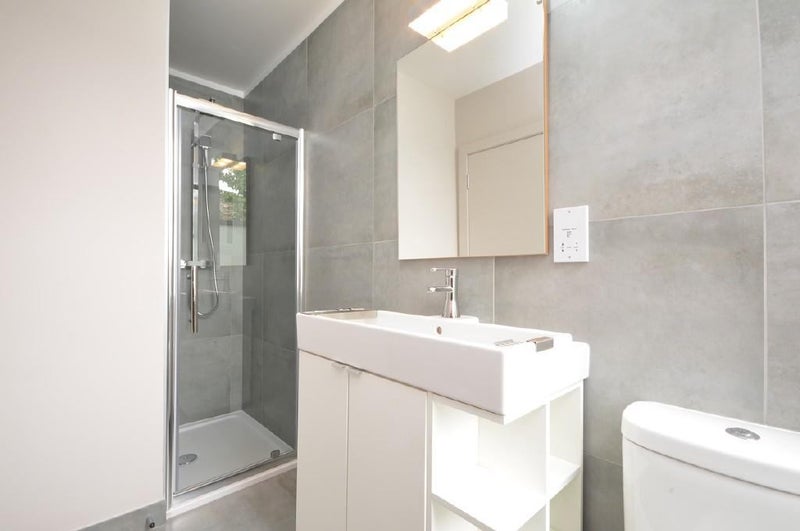 Room Lindrop Street in Greater London