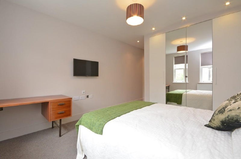 Room Lindrop Street in Greater London