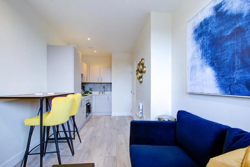 Flat Ewell Road in Greater London