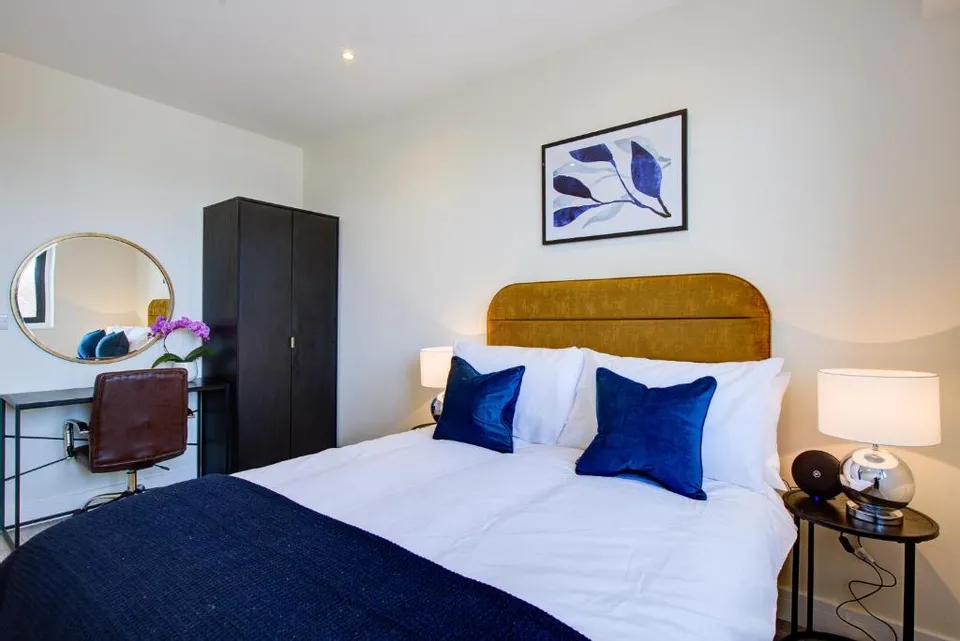 Flat Ewell Road in Greater London
