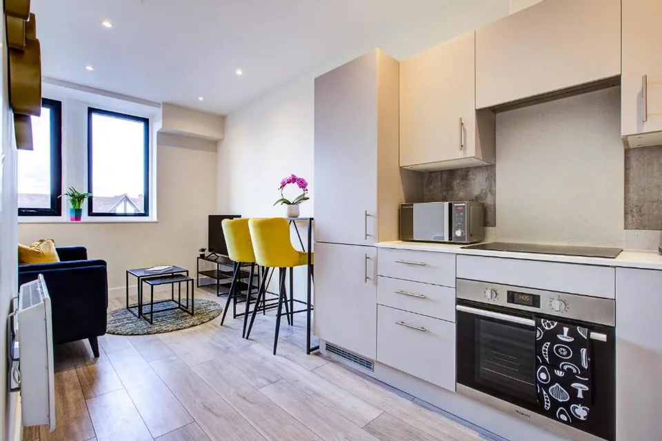 Flat Ewell Road in Greater London