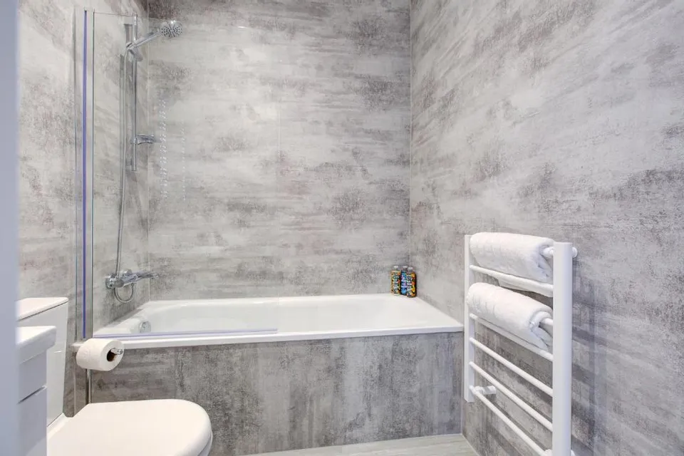Flat Ewell Road in Greater London