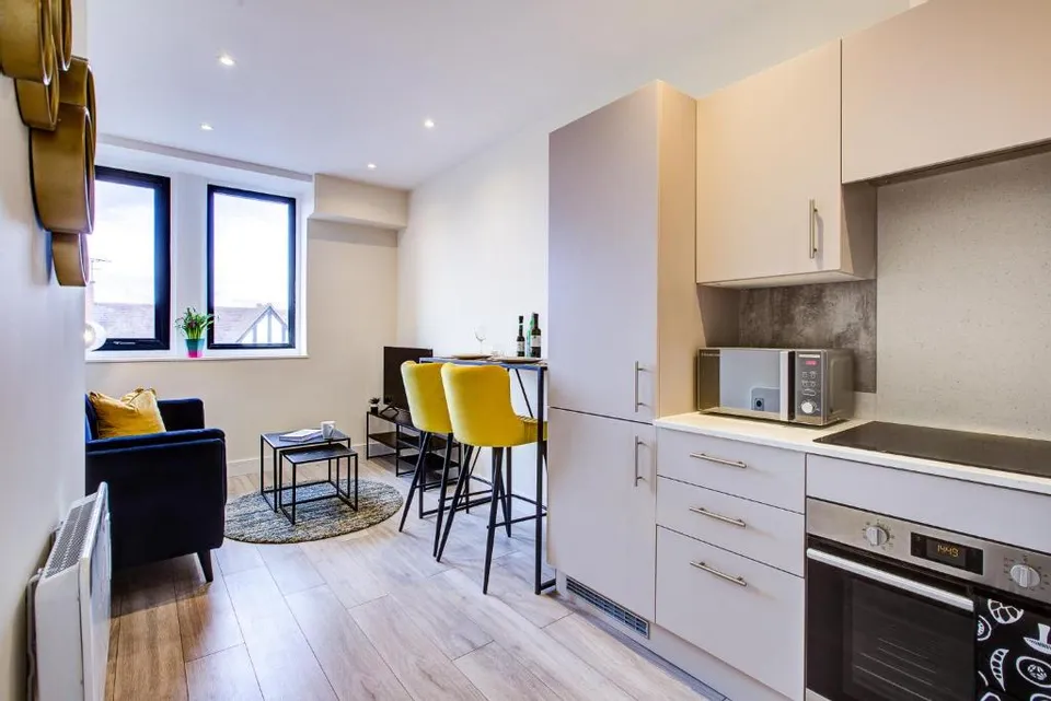Flat Ewell Road in Greater London