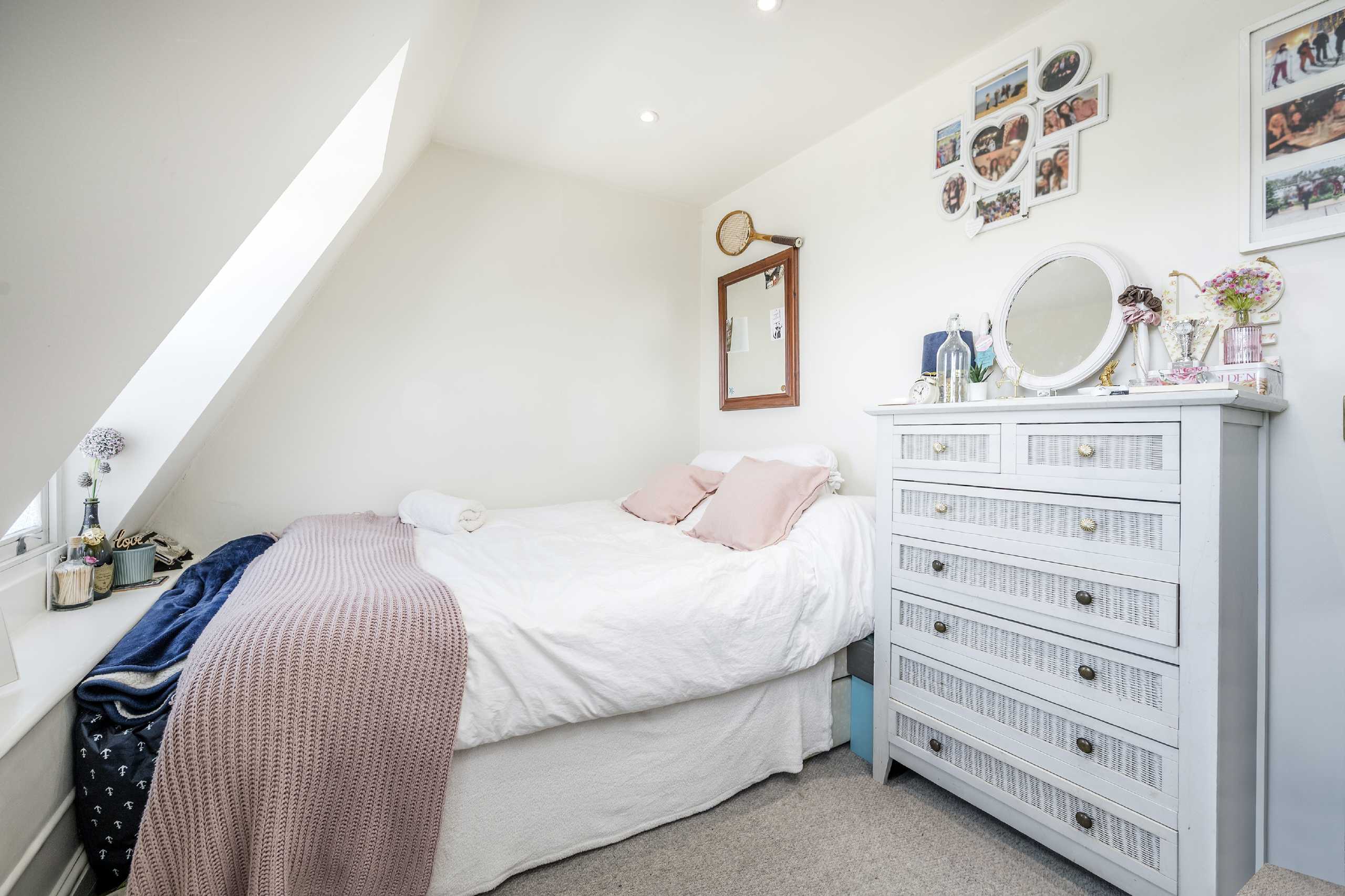 Room Saint Maur Road in Greater London