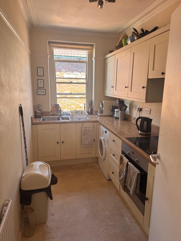 Flat Apsley Road in Bristol