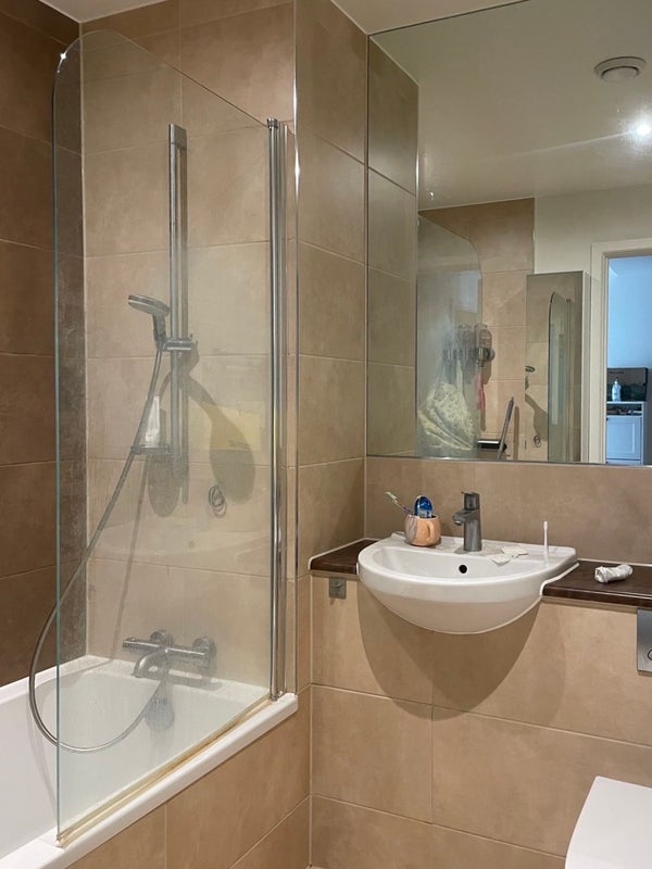 Room Chandlers Avenue in Greater London