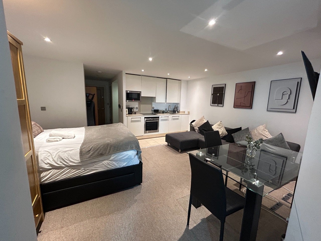 Flat Nine Elms Lane in Greater London