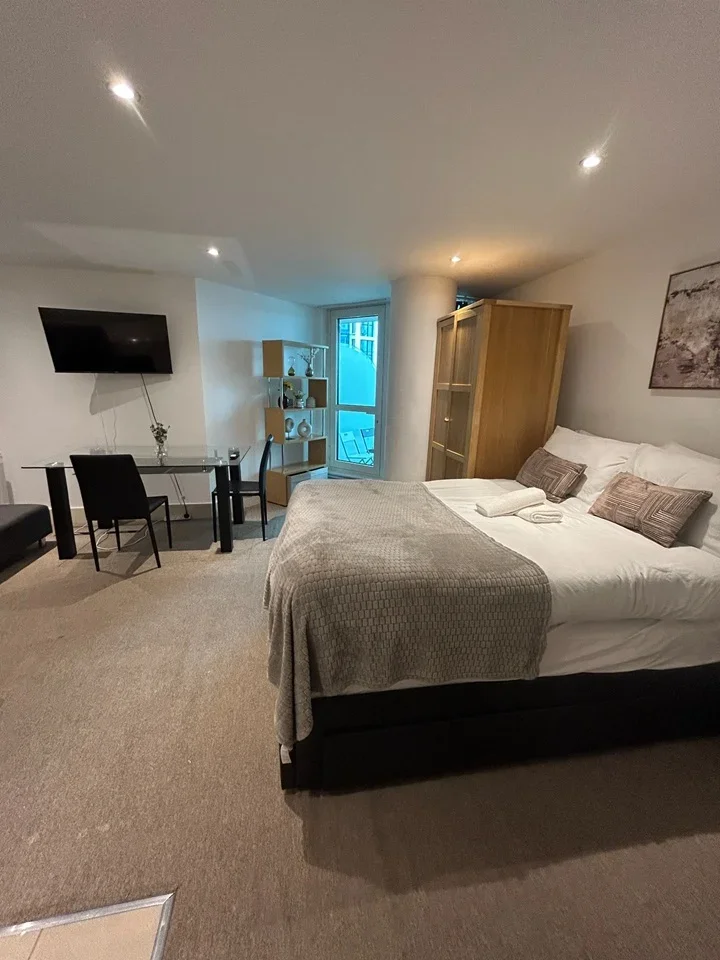 Flat Nine Elms Lane in Greater London