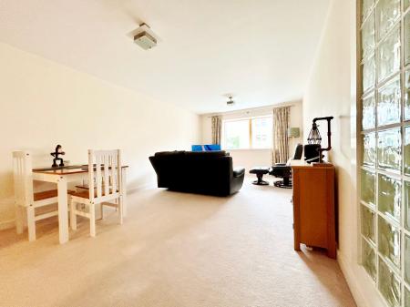 Flat Jessop Avenue in Cheltenham