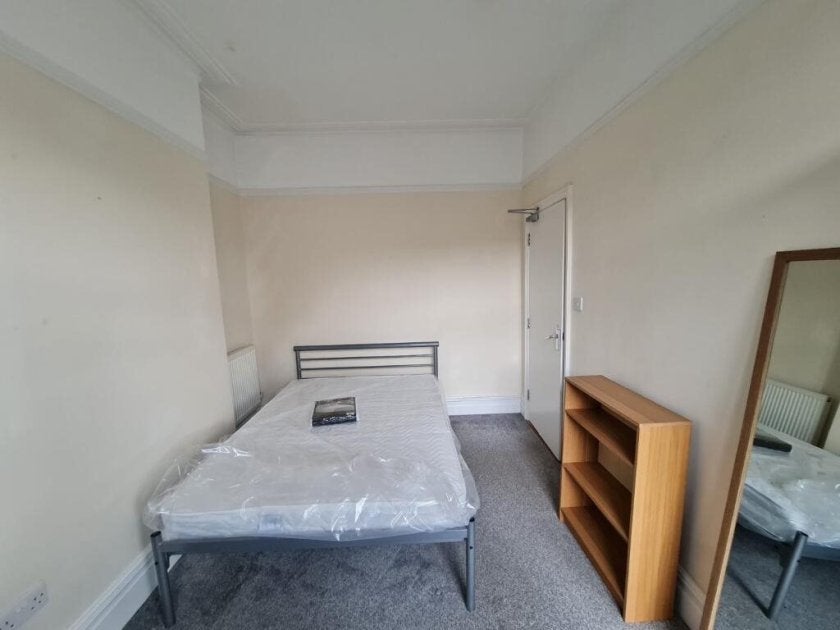 Flat Gwydr Crescent in Swansea