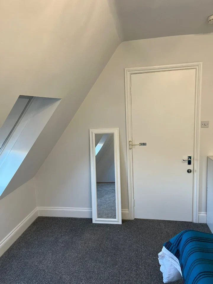 Room Crescent Road in Mid Sussex