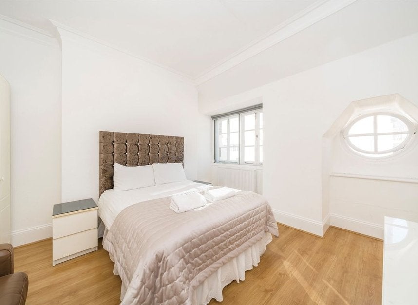 Flat Hammersmith Road in Greater London