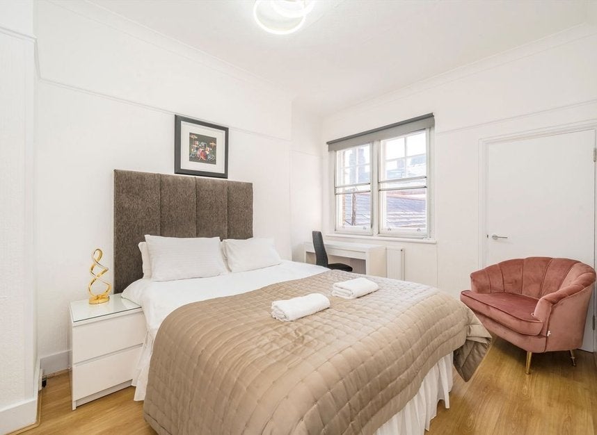 Flat Hammersmith Road in Greater London